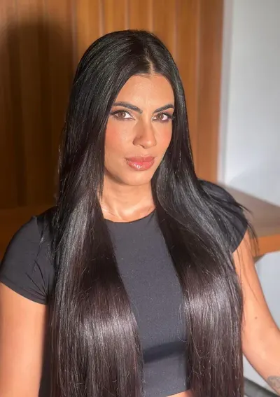 Maquiagem social em cliente de cabelo liso